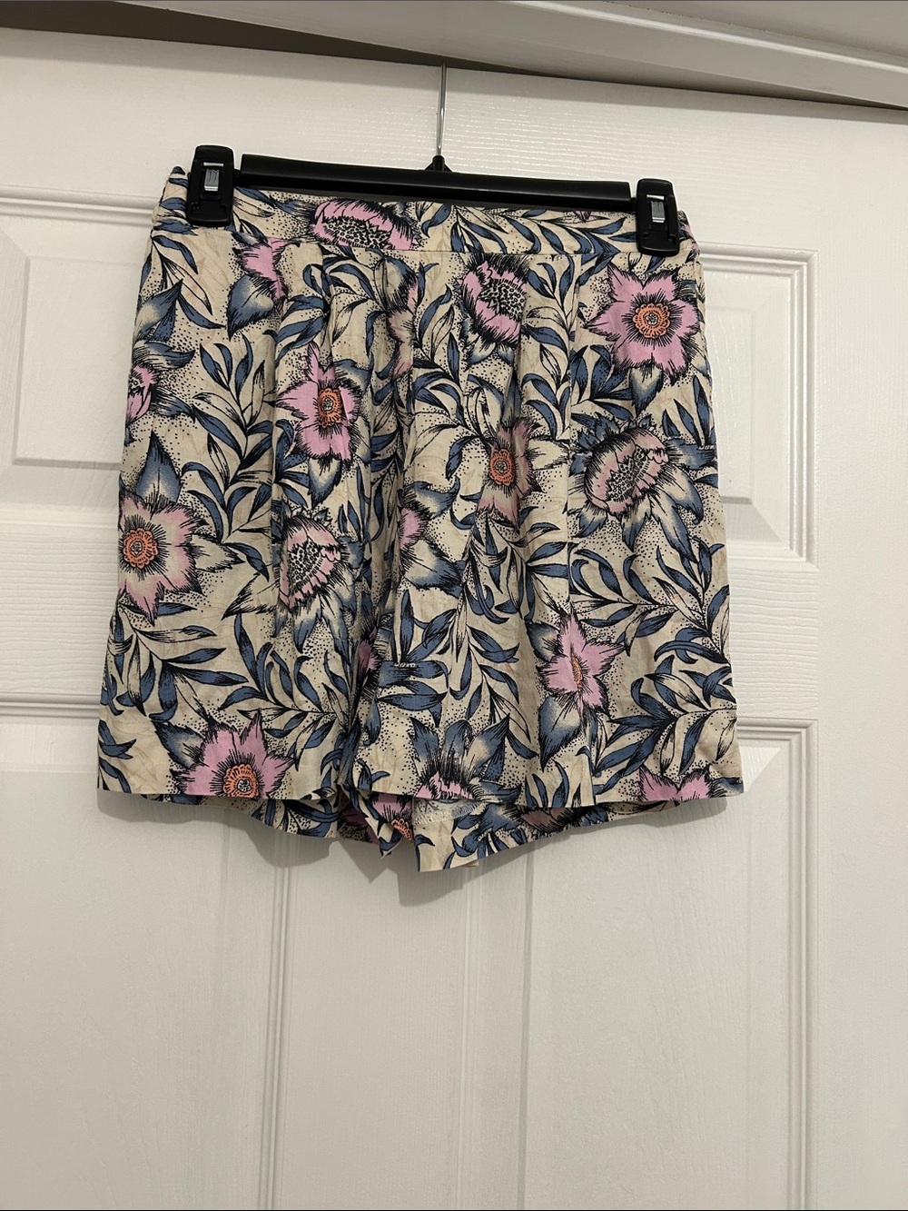 H&M Cream Floral Print Women's Shorts with Pink and Blue Accents 🤍